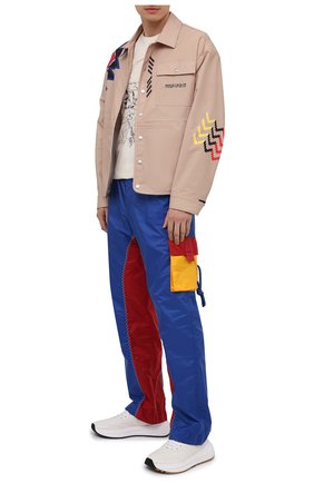 Мужские брюки-карго 1 moncler jw anderson MONCLER GENIUS разноцветного цвета по цене 53400 руб., арт. G1-09E-2A000-02-M1181 | Фото 2 Мужские брюки-карго 1 moncler jw anderson MONCLER GENIUS разноцветного цвета, арт. G1-09E-2A000-02-M1181 | Фото 2 (Материал внешний: Синтетический материал; Длина (брюки, джинсы): Стандартные; Материал подклада: Синтетический материал; Случай: Повседневный; Силуэт М (брюки): Карго; Стили: Спорт-шик)