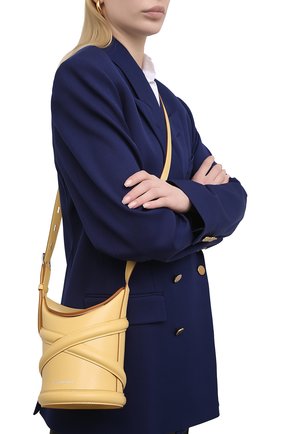 Женская сумка curve ALEXANDER MCQUEEN желтого цвета по цене 103500 руб., арт. 656467/1YB40 | Фото 2 Женская сумка curve ALEXANDER MCQUEEN желтого цвета, арт. 656467/1YB40 | Фото 2 (Сумки-технические: Сумки через плечо; Материал: Натуральная кожа; Размер: mini; Ремень/цепочка: На ремешке)