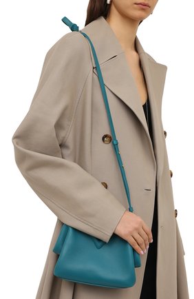 Женская сумка point small BOTTEGA VENETA бирюзового цвета по цене 158000 руб., арт. 658476/VCP40 | Фото 5 Женская сумка point small BOTTEGA VENETA бирюзового цвета, арт. 658476/VCP40 | Фото 5 (Сумки-технические: Сумки через плечо, Сумки top-handle; Материал: Натуральная кожа; Региональные ограничения белый список (Axapta Mercury): RU; Ремень/цепочка: На ремешке; Размер: small)