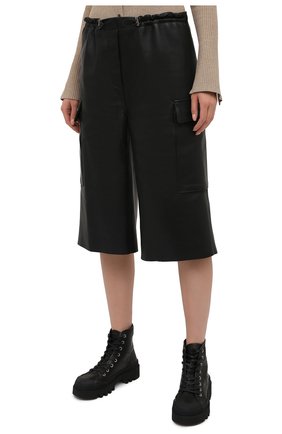 Женские кожаные шорты BATS черного цвета по цене 0 руб., арт. FW20/S_024 | Фото 3 Женские кожаные шорты BATS черного цвета, арт. FW20/S_024 | Фото 3 (Женское Кросс-КТ: Шорты-одежда; Стили: Гламурный; Материал внешний: Синтетический материал, Натуральная кожа; Кросс-КТ: Широкие; Региональные ограничения белый список (Axapta Mercury): RU; Длина Ж (юбки, платья, шорты): До колена; Материал подклада: Вискоза)