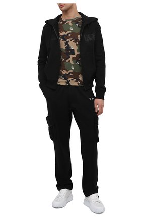 Мужская хлопковый лонгслив OFF-WHITE хаки цвета по цене 38450 руб., арт. 0MAB001S21JER011 | Фото 2 Мужская хлопковый лонгслив OFF-WHITE хаки цвета, арт. 0MAB001S21JER011 | Фото 2 (Стили: Милитари, Гранж; Материал внешний: Хлопок; Длина (для топов): Стандартные; Принт: С принтом; Рукава: Длинные)