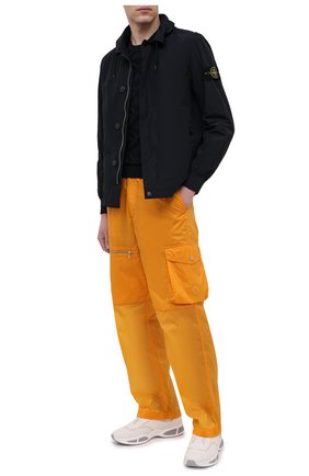 Мужская куртка STONE ISLAND темно-синего цвета, арт. 741541022 | Фото 2 (Рукава: Длинные; Стили: Кэжуэл; Кросс-КТ: Ветровка, Куртка; Длина (верхняя одежда): Короткие; Материал внешний: Синтетический материал)