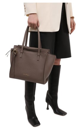 Женский сумка-тоут SALVATORE FERRAGAMO светло-коричневого цвета по цене 110000 руб., арт. Z-0741024 | Фото 2 Женский сумка-тоут SALVATORE FERRAGAMO светло-коричневого цвета, арт. Z-0741024 | Фото 2