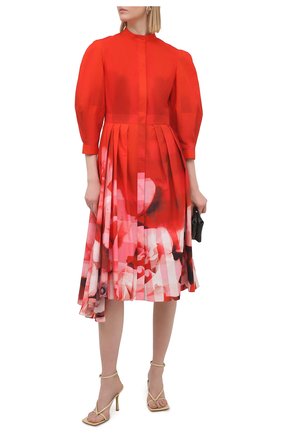 Женское хлопковое платье ALEXANDER MCQUEEN красного цвета по цене 231500 руб., арт. 651669/QCACE | Фото 2 Женское хлопковое платье ALEXANDER MCQUEEN красного цвета, арт. 651669/QCACE | Фото 2 (Случай: Повседневный; Рукава: 3/4; Материал внешний: Хлопок; Женское Кросс-КТ: платье-рубашка, Платье-одежда; Длина Ж (юбки, платья, шорты): Миди; Стили: Романтичный; Региональные ограничения белый список (Axapta Mercury): RU)