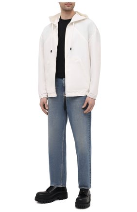 Мужская куртка TOM FORD белого цвета по цене 320500 руб., арт. BW087/TF0559 | Фото 2 Мужская куртка TOM FORD белого цвета, арт. BW087/TF0559 | Фото 2 (Материал внешний: Шелк, Синтетический материал; Рукава: Длинные; Длина (верхняя одежда): Короткие; Кросс-КТ: Куртка, Ветровка; Стили: Кэжуэл; Региональные ограничения белый список (Axapta Mercury): RU)