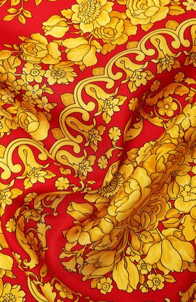 Женский шелковый платок VERSACE красного цвета по цене 34400 руб., арт. IF09001/IT02283 | Фото 2 Женский шелковый платок VERSACE красного цвета, арт. IF09001/IT02283 | Фото 2 (Материал: Текстиль, Шелк; Принт: С принтом)