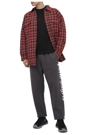 Мужские хлопковые джоггеры PALM ANGELS серого цвета по цене 37400 руб., арт. PMCH011S21FLE0011001 | Фото 2 Мужские хлопковые джоггеры PALM ANGELS серого цвета, арт. PMCH011S21FLE0011001 | Фото 2