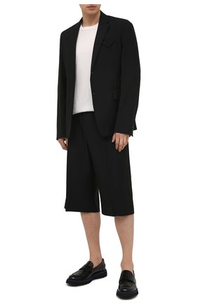 Мужские шерстяные шорты VERSACE черного цвета по цене 62950 руб., арт. A88810/1F01050 | Фото 2 Мужские шерстяные шорты VERSACE черного цвета, арт. A88810/1F01050 | Фото 2 (Материал внешний: Шерсть; Принт: Без принта; Мужское Кросс-КТ: Шорты-одежда; Стили: Кэжуэл; Длина Шорты М: Ниже колена; Материал подклада: Хлопок)