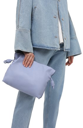Женский клатч flamenco mini LOEWE голубого цвета по цене 119500 руб., арт. A411FC2X05 | Фото 2 Женский клатч flamenco mini LOEWE голубого цвета, арт. A411FC2X05 | Фото 2