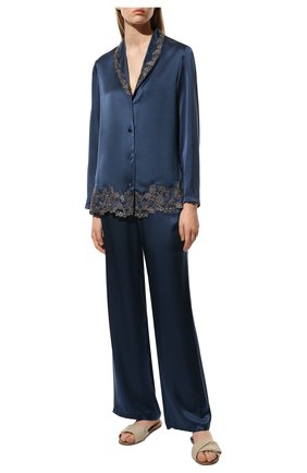 Женская шелковая пижама LA PERLA темно-синего цвета, арт. 0051240 | Фото 2 (Длина (брюки, джинсы): Удлиненные; Рукава: Длинные; Материал внешний: Шелк; Длина Ж (юбки, платья, шорты): Мини; Длина (для топов): Удлиненные)