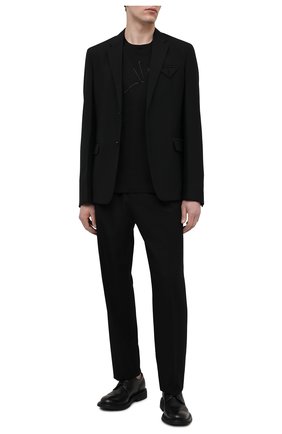 Мужские шерстяные брюки VERSACE черного цвета по цене 72400 руб., арт. A88845/1F00737 | Фото 2 Мужские шерстяные брюки VERSACE черного цвета, арт. A88845/1F00737 | Фото 2 (Материал внешний: Шерсть; Длина (брюки, джинсы): Стандартные; Случай: Повседневный; Стили: Кэжуэл)