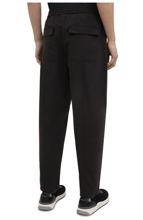 Мужские брюки EMPORIO ARMANI черного цвета, арт. A1P740/A1066 | Фото 4 (Длина (брюки, джинсы): Стандартные; Случай: Повседневный; Материал внешний: Синтетический материал, Хлопок; Стили: Кэжуэл)
