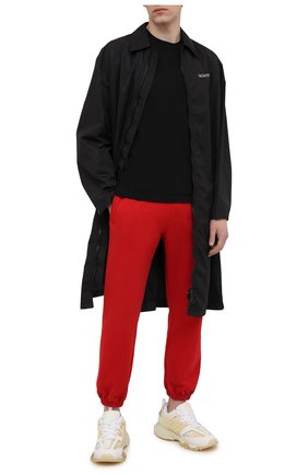 Мужские хлопковые джоггеры OFF-WHITE красного цвета по цене 42500 руб., арт. 0MCH030S21FLE001 | Фото 2 Мужские хлопковые джоггеры OFF-WHITE красного цвета, арт. 0MCH030S21FLE001 | Фото 2
