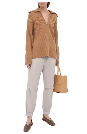 Женские брюки GIORGIO ARMANI светло-серого цвета по цене 99500 руб., арт. 1SHPP0GJ/T02AW | Фото 2 Женские брюки GIORGIO ARMANI светло-серого цвета, арт. 1SHPP0GJ/T02AW | Фото 2