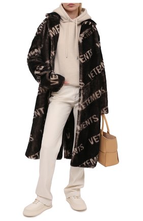 Женская шуба из овчины VETEMENTS черно-белого цвета по цене 565000 руб., арт. UE51C0900W 2401/W | Фото 2 Женская шуба из овчины VETEMENTS черно-белого цвета, арт. UE51C0900W 2401/W | Фото 2