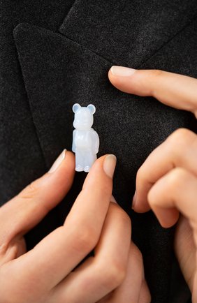 Женская брошь bearbrick BACCARAT белого цвета по цене 240000 тенге, арт. 2 814 110 | Фото 2 Женская брошь bearbrick BACCARAT белого цвета, арт. 2 814 110 | Фото 2 (Материал: Стекло)