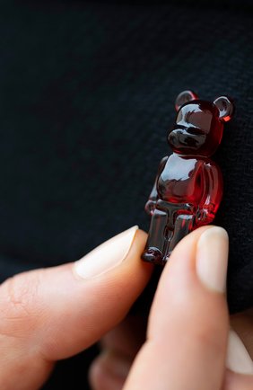 Женская брошь bearbrick BACCARAT красного цвета по цене 26600 руб., арт. 2 814 112 | Фото 2 Женская брошь bearbrick BACCARAT красного цвета, арт. 2 814 112 | Фото 2