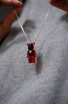 Женская кулон на цепочке bearbrick BACCARAT красного цвета по цене 41500 руб., арт. 2 814 118 | Фото 2 Женская кулон на цепочке bearbrick BACCARAT красного цвета, арт. 2 814 118 | Фото 2