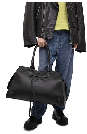 Женская сумка neo classic BALENCIAGA черного цвета по цене 0 руб., арт. 638531/15Y47 | Фото 2 Женская сумка neo classic BALENCIAGA черного цвета, арт. 638531/15Y47 | Фото 2 (Сумки-технические: Сумки top-handle; Материал: Натуральная кожа; Размер: large)