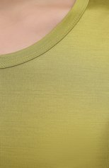 Женская шелковая футболка TOM FORD зеленого цвета, арт. TSJ383-FAX835 | Фото 5 (Материал внешний: Шелк; Принт: Без принта; Рукава: Короткие; Длина (для топов): Стандартные; Региональные ограничения белый список (Axapta Mercury): RU; Женское Кросс-КТ: Футболка-одежда; Стили: Кэжуэл)