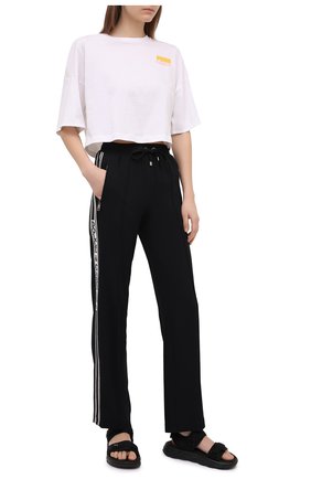 Женские брюки из вискозы DOLCE & GABBANA черного цвета по цене 66200 руб., арт. FTA65T/G7RNY | Фото 2 Женские брюки из вискозы DOLCE & GABBANA черного цвета, арт. FTA65T/G7RNY | Фото 2 (Материал внешний: Вискоза; Длина (брюки, джинсы): Стандартные; Стили: Кэжуэл; Женское Кросс-КТ: Брюки-одежда; Силуэт Ж (брюки и джинсы): Прямые)