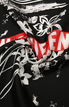 Женский шелковый платок ALEXANDER MCQUEEN черно-белого цвета по цене 15350 руб., арт. 658410/3001Q | Фото 2 Женский шелковый платок ALEXANDER MCQUEEN черно-белого цвета, арт. 658410/3001Q | Фото 2 (Материал: Текстиль, Шелк; Принт: С принтом)