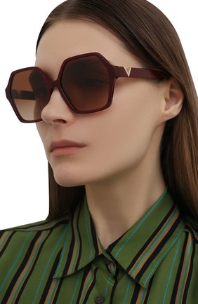 Женские солнцезащитные очки VALENTINO бордового цвета, арт. 4088-513913 | Фото 2 (Региональные ограничения белый список (Axapta Mercury): RU; Тип очков: С/з; Очки форма: Бабочка)
