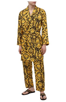 Мужские шелковые домашние брюки VERSACE желтого цвета по цене 89950 руб., арт. AUU05051/A232999 | Фото 2 Мужские шелковые домашние брюки VERSACE желтого цвета, арт. AUU05051/A232999 | Фото 2