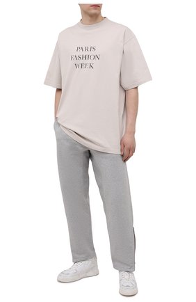 Мужские хлопковые брюки MAISON MARGIELA светло-серого цвета по цене 43900 руб., арт. S50KA0552/S25508 | Фото 2 Мужские хлопковые брюки MAISON MARGIELA светло-серого цвета, арт. S50KA0552/S25508 | Фото 2