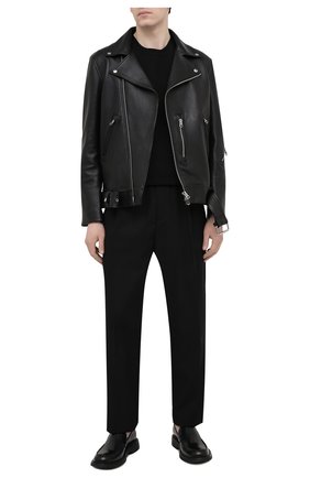 Мужские шерстяные брюки VERSACE черного цвета по цене 62950 руб., арт. A88845/1F0737 | Фото 2 Мужские шерстяные брюки VERSACE черного цвета, арт. A88845/1F0737 | Фото 2 (Длина (брюки, джинсы): Стандартные; Материал внешний: Шерсть; Случай: Повседневный; Стили: Кэжуэл)