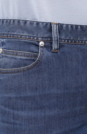 Мужские джинсы BRIONI синего цвета, арт. SPPA0M/P0D06/STELVI0 | Фото 5 (Силуэт М (брюки): Прямые; Кросс-КТ: Деним; Длина (брюки, джинсы): Стандартные; Материал внешний: Хлопок, Деним; Стили: Классический)