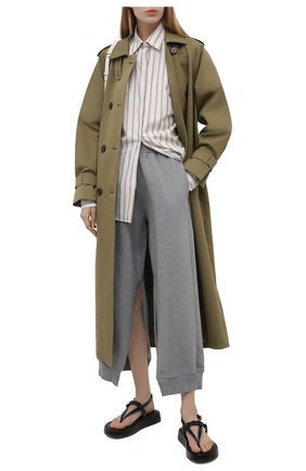 Женские хлопковые брюки MM6 серого цвета по цене 25150 руб., арт. S52KA0249/S25337 | Фото 2 Женские хлопковые брюки MM6 серого цвета, арт. S52KA0249/S25337 | Фото 2