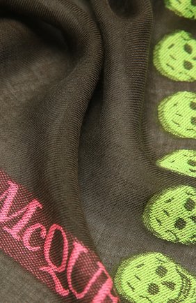 Женская шаль из шерсти и шелка ALEXANDER MCQUEEN хаки цвета по цене 47600 руб., арт. 656400/3D27Q | Фото 2 Женская шаль из шерсти и шелка ALEXANDER MCQUEEN хаки цвета, арт. 656400/3D27Q | Фото 2