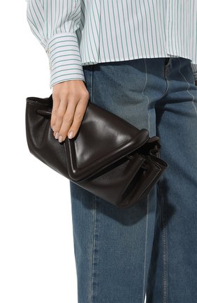 Женская сумка beak medium BOTTEGA VENETA темно-коричневого цвета по цене 182500 руб., арт. 658523/VCP30 | Фото 2 Женская сумка beak medium BOTTEGA VENETA темно-коричневого цвета, арт. 658523/VCP30 | Фото 2 (Сумки-технические: Сумки через плечо; Размер: medium; Материал: Натуральная кожа)