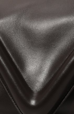 Женская сумка beak medium BOTTEGA VENETA темно-коричневого цвета по цене 182500 руб., арт. 658523/VCP30 | Фото 3 Женская сумка beak medium BOTTEGA VENETA темно-коричневого цвета, арт. 658523/VCP30 | Фото 3 (Сумки-технические: Сумки через плечо; Размер: medium; Материал: Натуральная кожа)
