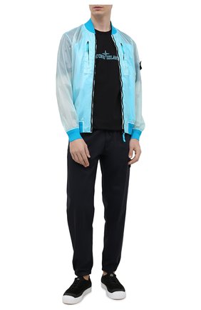Мужской бомбер STONE ISLAND бирюзового цвета по цене 54800 руб., арт. 741543134 | Фото 2 Мужской бомбер STONE ISLAND бирюзового цвета, арт. 741543134 | Фото 2 (Материал внешний: Синтетический материал; Материал подклада: Синтетический материал; Рукава: Длинные; Длина (верхняя одежда): Короткие; Принт: Без принта; Кросс-КТ: Куртка; Стили: Гранж)