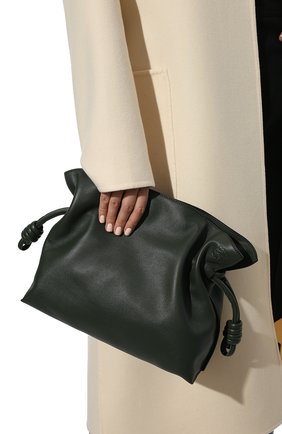 Женский клатч flamenco LOEWE темно-зеленого цвета по цене 139000 руб., арт. A411FC1X25 | Фото 2 Женский клатч flamenco LOEWE темно-зеленого цвета, арт. A411FC1X25 | Фото 2 (Материал: Натуральная кожа; Ремень/цепочка: На ремешке; Размер: medium; Женское Кросс-КТ: Клатч-клатчи)