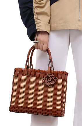 Женский сумка-тоут LOEWE коричневого цвета по цене 180500 руб., арт. A657P28X01 | Фото 2 Женский сумка-тоут LOEWE коричневого цвета, арт. A657P28X01 | Фото 2 (Материал: Натуральная кожа, Дерево; Размер: medium; Сумки-технические: Сумки-шопперы)