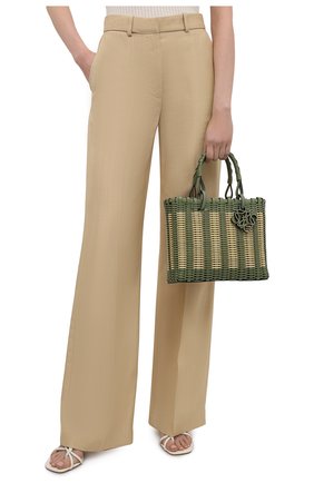 Женский сумка-тоут LOEWE зеленого цвета по цене 180500 руб., арт. A717P28X01 | Фото 2 Женский сумка-тоут LOEWE зеленого цвета, арт. A717P28X01 | Фото 2 (Материал: Натуральная кожа, Дерево; Размер: medium; Сумки-технические: Сумки-шопперы)