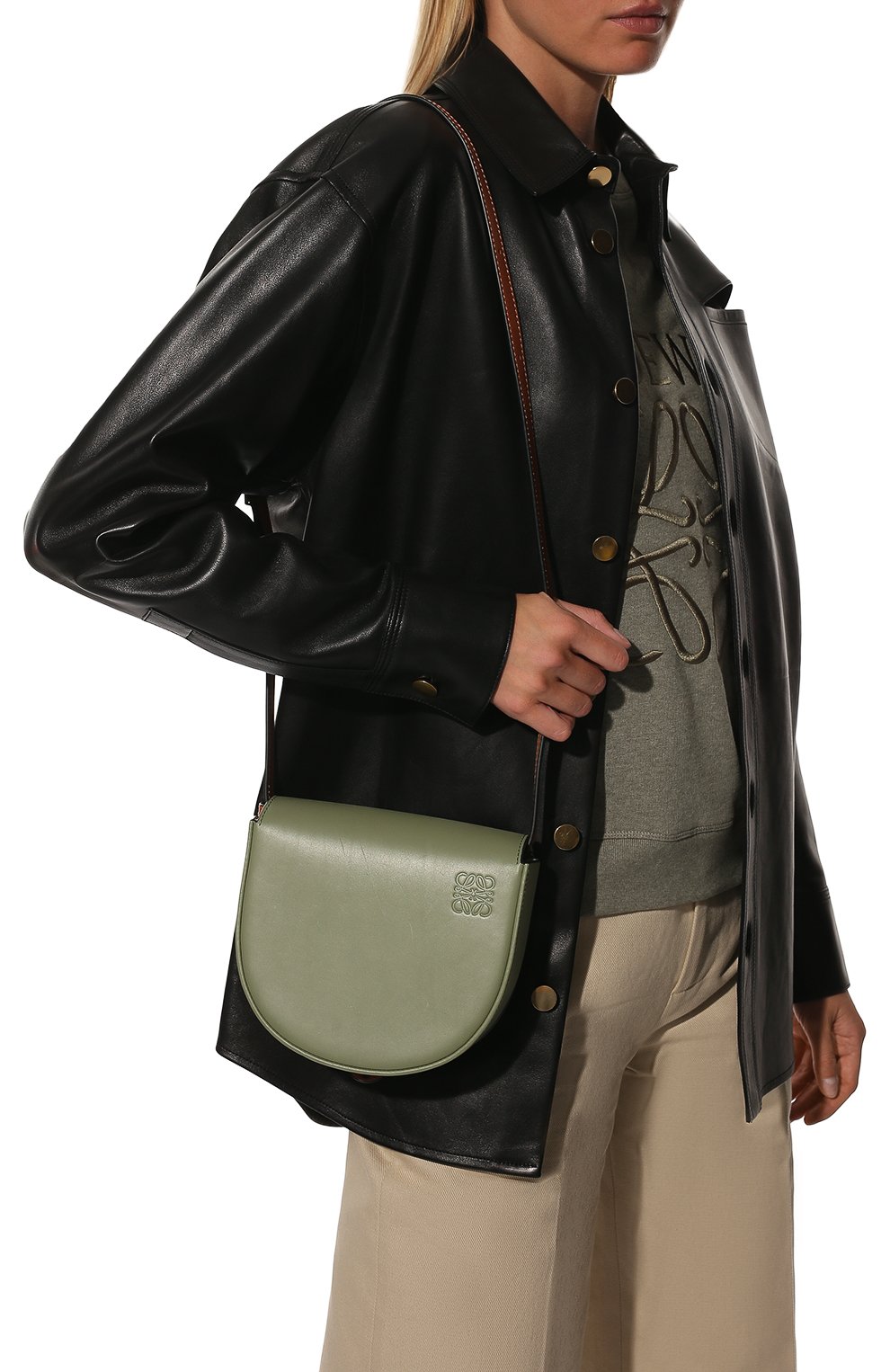 Женская сумка heel LOEWE зеленого цвета, арт. A894A01X02 | Фото 2 (Сумки-технические: Сумки через плечо; Материал: Натуральная кожа; Размер: mini; Ремень/цепочка: На ремешке)