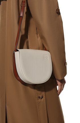 Женская сумка heel LOEWE белого цвета, арт. A894A01X02 | Фото 2 (Материал: Натуральная кожа; Сумки-технические: Сумки через плечо; Ремень/цепочка: На ремешке; Размер: mini)