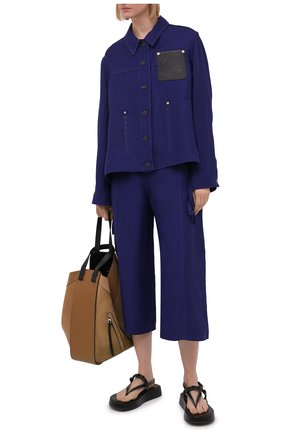 Женские брюки из вискозы и льна LOEWE синего цвета по цене 82450 руб., арт. S540Y04X24 | Фото 2 Женские брюки из вискозы и льна LOEWE синего цвета, арт. S540Y04X24 | Фото 2 (Силуэт Ж (брюки и джинсы): Широкие; Женское Кросс-КТ: Брюки-одежда; Материал внешний: Вискоза, Лен; Длина (брюки, джинсы): Укороченные; Стили: Спорт-шик; Региональные ограничения белый список (Axapta Mercury): RU)