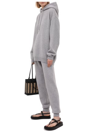 Женские кашемировые джоггеры LOEWE серого цвета по цене 155500 руб., арт. S540Y17K13 | Фото 2 Женские кашемировые джоггеры LOEWE серого цвета, арт. S540Y17K13 | Фото 2 (Женское Кросс-КТ: Джоггеры - брюки; Силуэт Ж (брюки и джинсы): Джоггеры; Стили: Спорт-шик; Материал внешний: Кашемир, Шерсть; Длина (брюки, джинсы): Удлиненные; Региональные ограничения белый список (Axapta Mercury): RU; Кросс-КТ: Трикотаж)