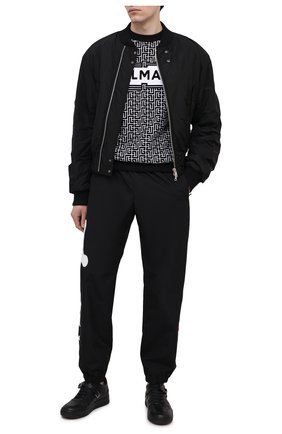 Мужской хлопковый свитшот BALMAIN черно-белого цвета по цене 78000 руб., арт. VH0JQ040/B089 | Фото 2 Мужской хлопковый свитшот BALMAIN черно-белого цвета, арт. VH0JQ040/B089 | Фото 2 (Рукава: Длинные; Принт: С принтом; Мужское Кросс-КТ: свитшот-одежда; Материал внешний: Хлопок; Стили: Кэжуэл; Длина (для топов): Стандартные)