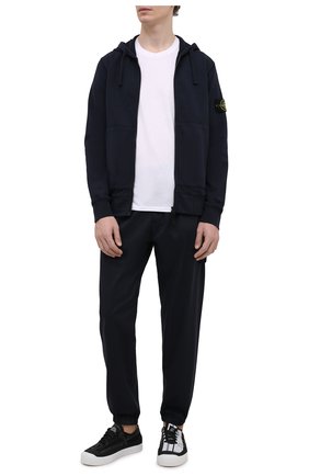 Мужские джоггеры из хлопка и шерсти STONE ISLAND темно-синего цвета по цене 26900 руб., арт. 7415317F2 | Фото 2 Мужские джоггеры из хлопка и шерсти STONE ISLAND темно-синего цвета, арт. 7415317F2 | Фото 2 (Материал внешний: Хлопок; Длина (брюки, джинсы): Стандартные; Силуэт М (брюки): Джоггеры; Стили: Спорт-шик)