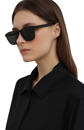 Женские солнцезащитные очки MYKITA MYLON темно-коричневого цвета по цене 45150 руб., арт. L0VELL/PITCH BLACK/DARKGREY S0LID 301 | Фото 2 Женские солнцезащитные очки MYKITA MYLON темно-коричневого цвета, арт. L0VELL/PITCH BLACK/DARKGREY S0LID 301 | Фото 2 (Тип очков: С/з; Оптика Гендер: оптика-унисекс; Очки форма: Прямоугольные)