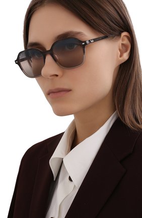 Женские солнцезащитные очки RAY-BAN серого цвета по цене 12500 руб., арт. 2194-1326GE | Фото 2 Женские солнцезащитные очки RAY-BAN серого цвета, арт. 2194-1326GE | Фото 2