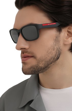 Мужские солнцезащитные очки PRADA LINEA ROSSA темно-серого цвета по цене 18000 руб., арт. 05VS-UFK07H | Фото 2 Мужские солнцезащитные очки PRADA LINEA ROSSA темно-серого цвета, арт. 05VS-UFK07H | Фото 2