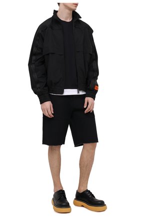 Мужские хлопковые шорты HERON PRESTON черного цвета по цене 39500 руб., арт. HMCB009S21FAB0011001 | Фото 2 Мужские хлопковые шорты HERON PRESTON черного цвета, арт. HMCB009S21FAB0011001 | Фото 2 (Длина Шорты М: Ниже колена; Материал подклада: Синтетический материал; Материал внешний: Хлопок; Принт: Без принта; Мужское Кросс-КТ: Шорты-одежда; Стили: Гранж; Случай: Повседневный)
