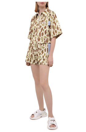 Женские шорты PALM ANGELS светло-зеленого цвета по цене 29950 руб., арт. PWCB018S21FAB0036101 | Фото 2 Женские шорты PALM ANGELS светло-зеленого цвета, арт. PWCB018S21FAB0036101 | Фото 2